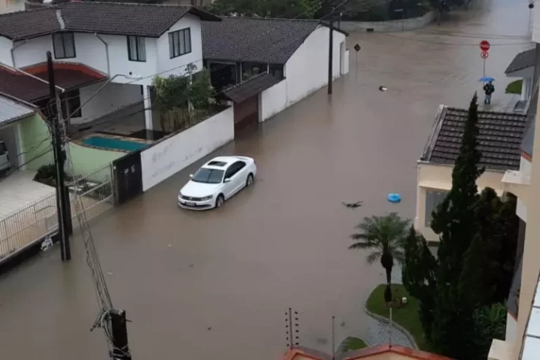 Passagem de ciclone cancela aulas em cidades do Norte de SC